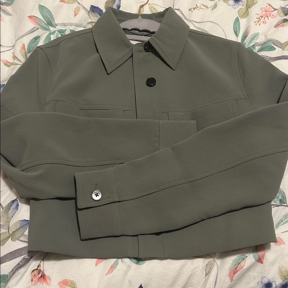 ✨NWT Aritzia Little Cropped Jacket Crepette perfect for fall - Picture 4 of 10